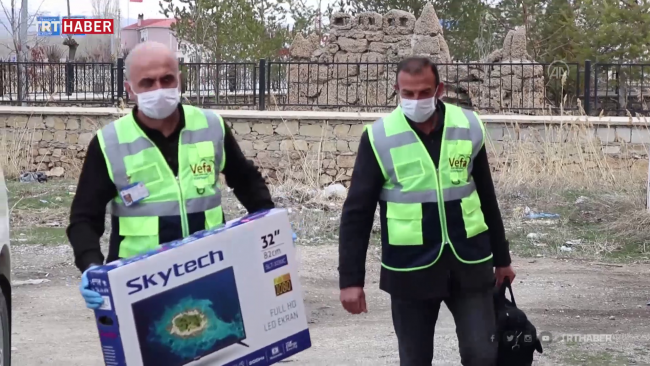 TRT EBA TV'den derslerini takip edemeyen öğrenciye hediye televizyon